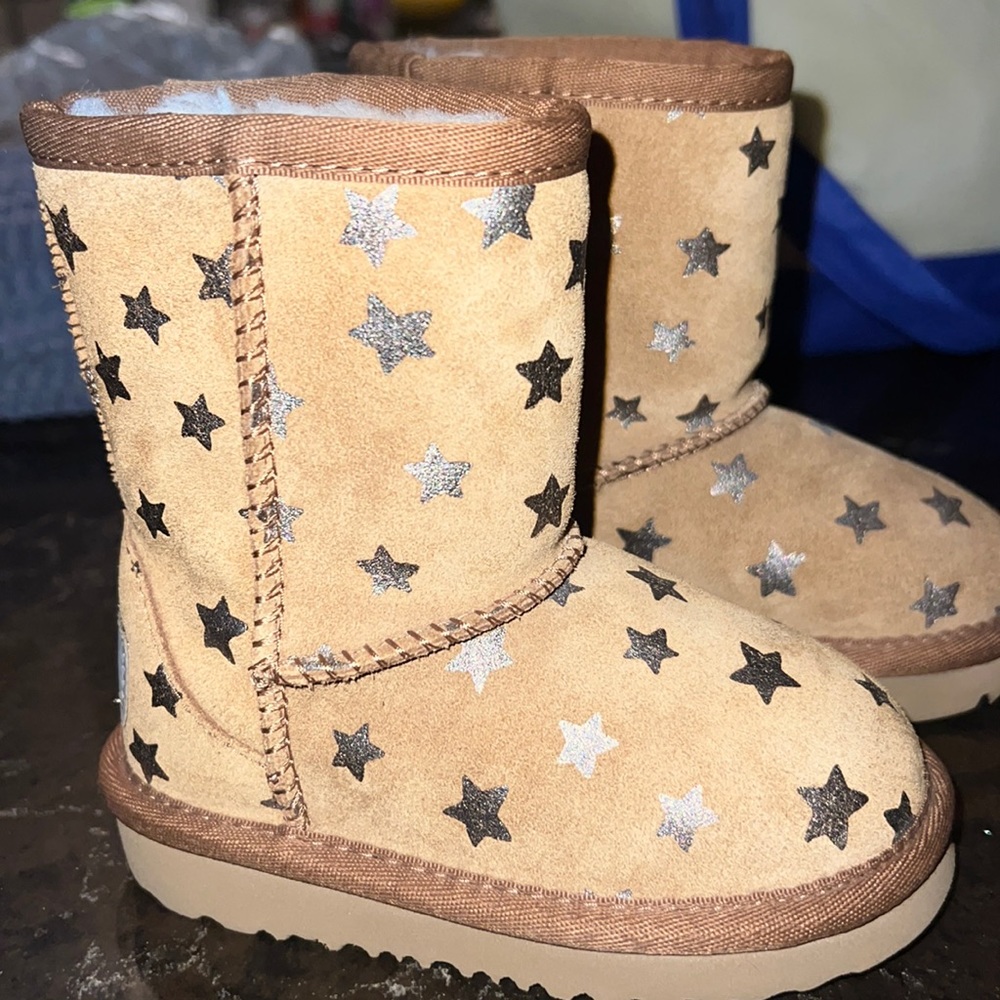 Never worn Toddler Uggs size 6